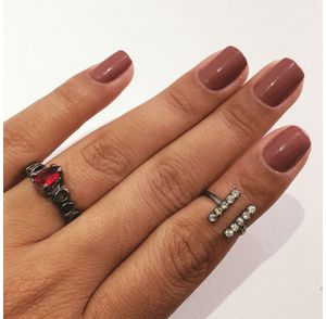 anel-gota-central-vermelha-folheado-rodio-escuro-4-francisca-joias