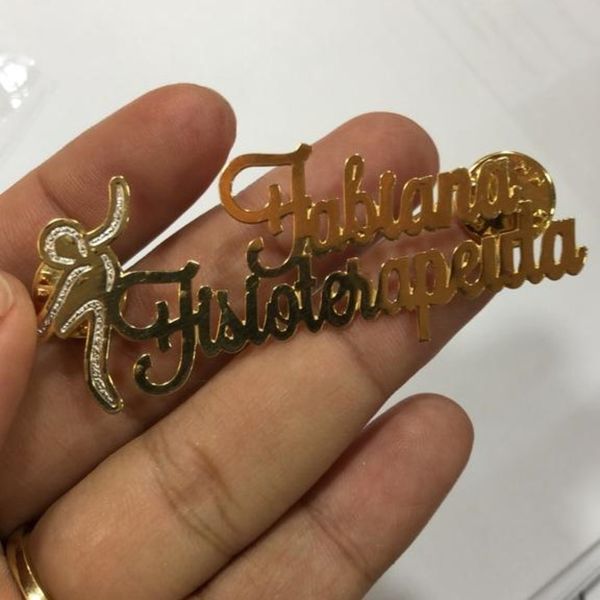 

Broche personalizado com pingente, nome e profissão (escolha o banho)