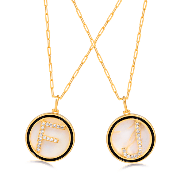 

Colar longo com letra cravejada de zircônia e madrepérola folheado em ouro 18k A