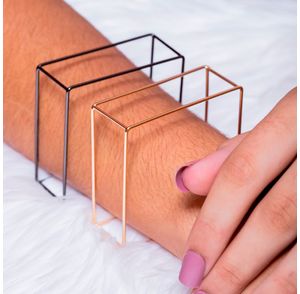 bracelete-quadrado-com-design-minimalista-folheado-em-ouro-18k-02