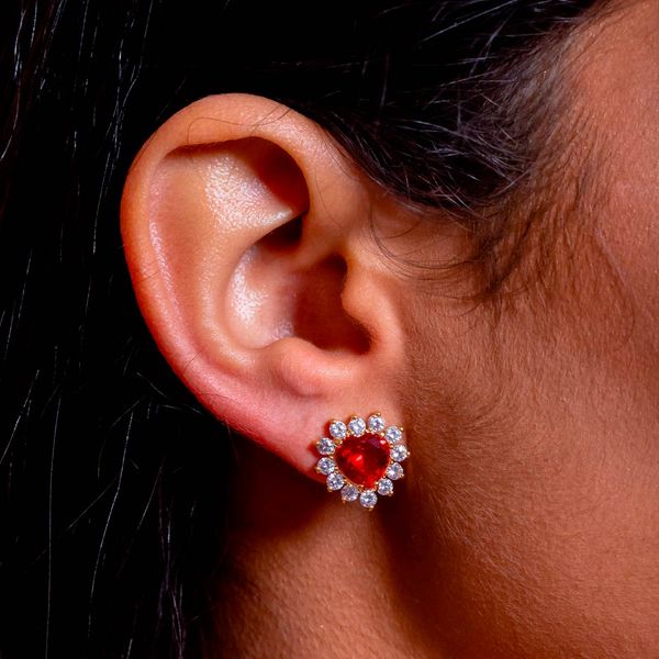 Brinco pequeno com coração vermelho rodeado de zircônias folheado em ouro  18k - Francisca Joias