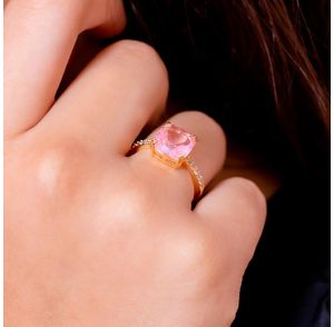 anel-solitario-com-pedra-quadrada-rosa-folheado-em-ouro-18k-02
