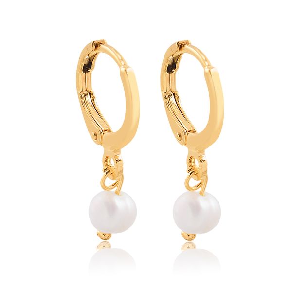 

Brinco de argola fechada com pêndulo de pérola folheado em ouro 18k