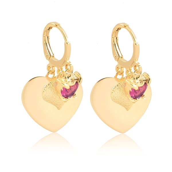 

Brinco de argola fechada com corações e pedra rosa folheado em ouro 18k