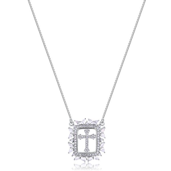 

Colar com pingente quadrado de cruz cravejado de zircônias folheado em ródio branco