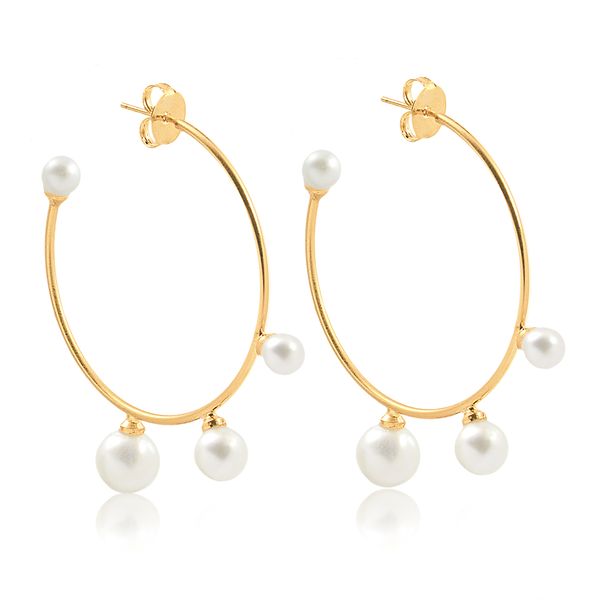 

Brinco de argola lisa com quatro pérolas folheado em ouro 18k