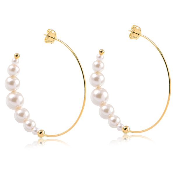 

Brinco de argola média com pérolas de água doce folheado a ouro 18k