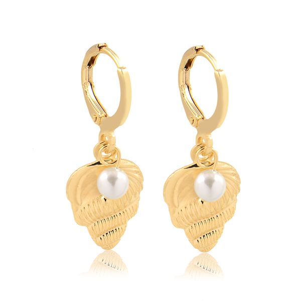 

Brinco de argola fechada com pingente de concha e pérola folheado em ouro 18k