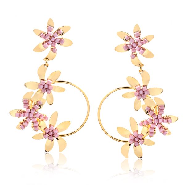

Maxi brinco com flores e miçangas rosa claro folheado em ouro 18k