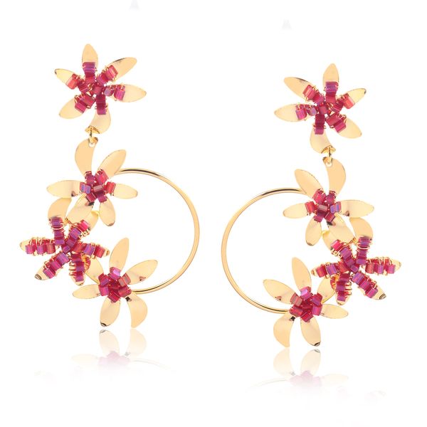 

Maxi brinco com flores e miçangas rosa folheado em ouro 18k