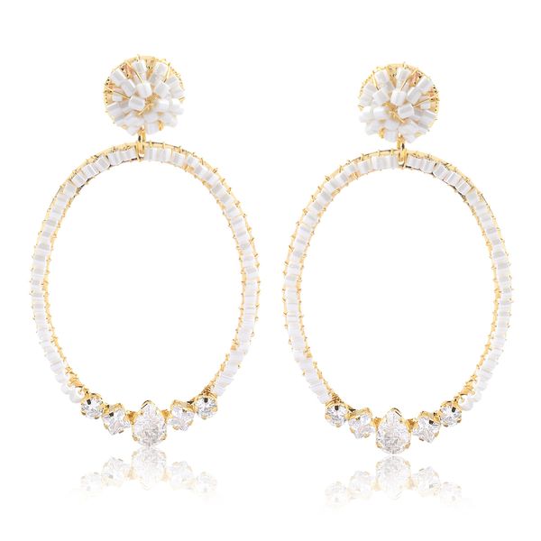 

Brinco com design oval, miçangas branca e zircônias folheado em ouro 18k