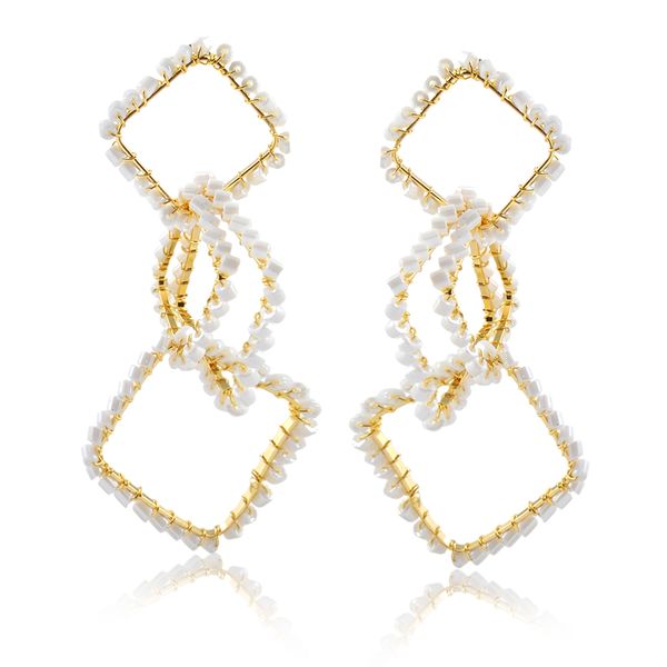 

Brinco com design quadrado e miçangas branca folheado em ouro 18k
