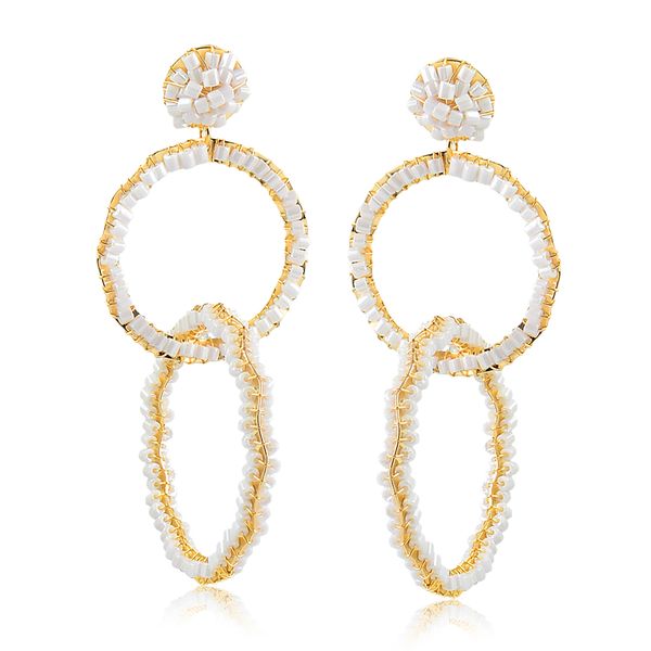 

Maxi brinco com miçangas branca e círculos irregulares folheado em ouro 18k