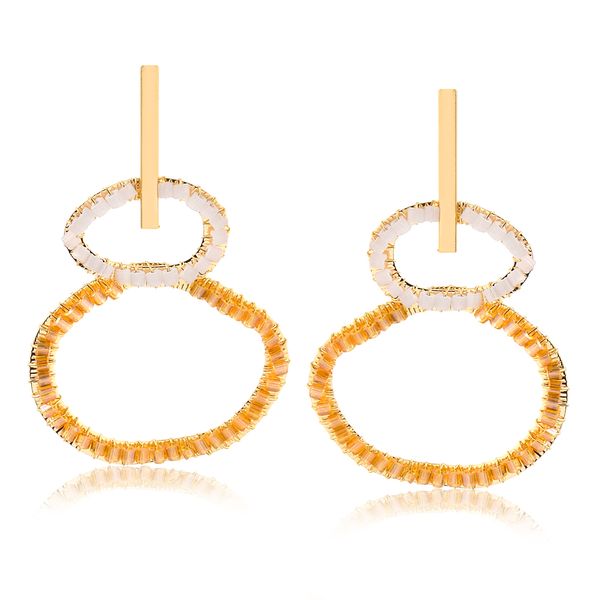 

Brinco de círculos trabalhados com miçangas branca e laranja folheado em ouro 18k