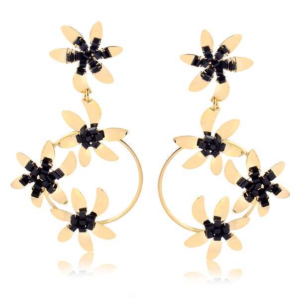 

Maxi brinco com flores e miçangas preta folheado em ouro 18k