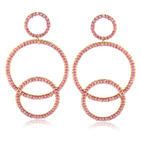 

Maxi brinco com três círculos e miçangas rosa folheado em ouro 18k