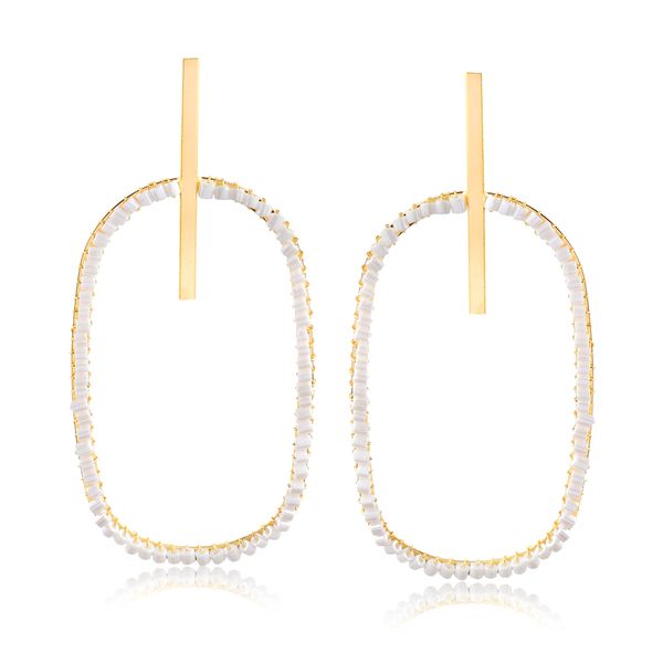 

Maxi brinco com design oval e miçangas branca folheado em ouro 18k