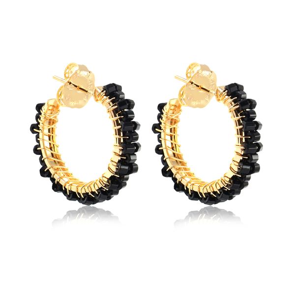 

Brinco de argola pequena com miçangas preta folheado em ouro 18k