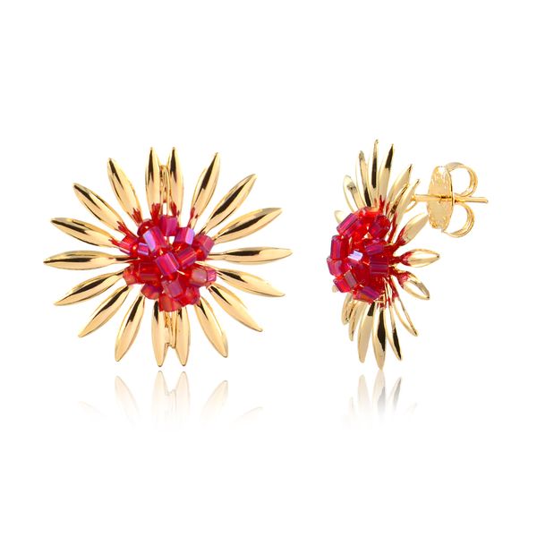 

Brinco em formato de flor com miçangas rosa escuro folheado em ouro 18k