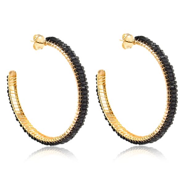

Brinco de argola média com duas fileiras de miçangas preta folheado em ouro 18k