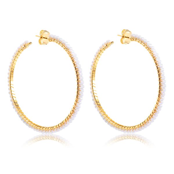

Brinco de argola média com miçangas brancas folheado em ouro 18k