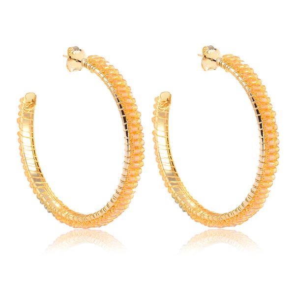 

Brinco de argola média com duas fileiras de miçangas laranja folheado em ouro 18k