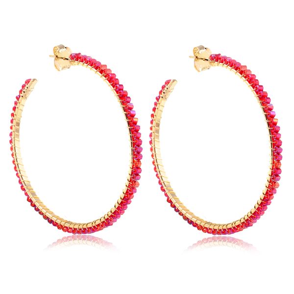 

Brinco de argola média com miçangas rosa folheado em ouro 18k