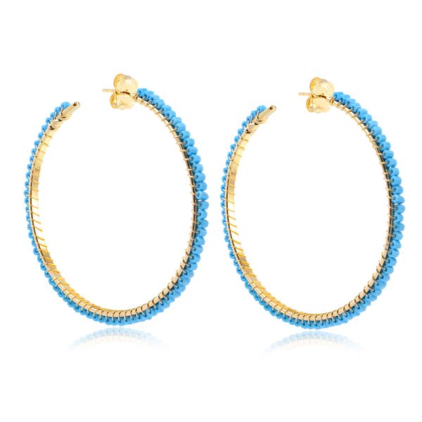 

Brinco de argola média com miçangas azul claro folheado em ouro 18k