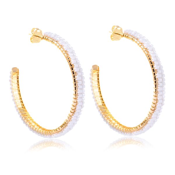 

Brinco de argola média com duas fileiras de miçangas branca folheado em ouro 18k