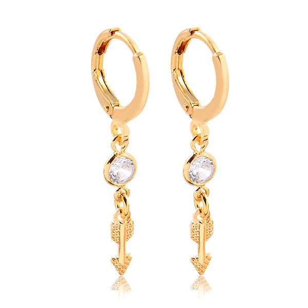 

Brinco de argola fechada com ponto de luz e flecha folheado em ouro 18k