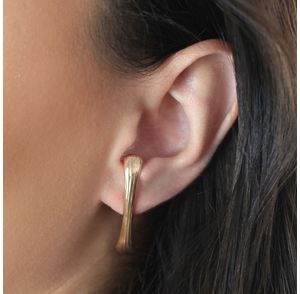 Brinco-ear-hook-com-design-alongado-folheado-em-ouro-18k-02