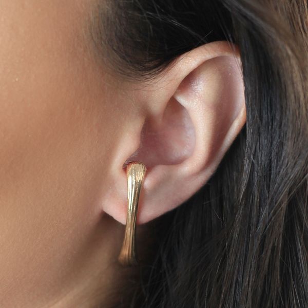 Brinco-ear-hook-com-design-alongado-folheado-em-ouro-18k-02