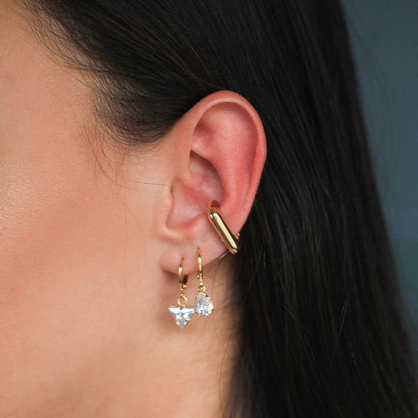 Piercing-ear-hook-pequeno-com-design-retangular-folheado-em-ouro-18k-02