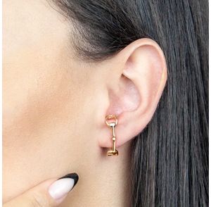 Brinco-Ear-Hook-com-Design-de-Estribo-folheado-em-ouro-18k-02-Francisca-Joias