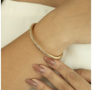 Bracelete-com-Design-Torcido-folheado-em-ouro-18k-01-Francisca-Joias